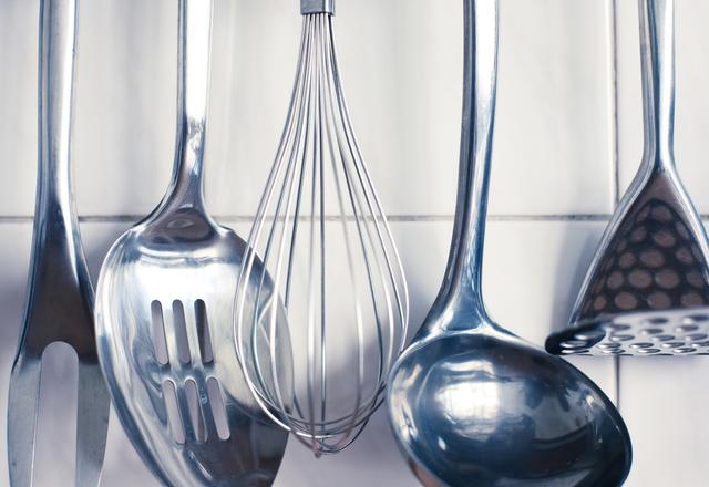 Lo más recomendable es utilizar utensilios de acero inoxidable. Lo más recomendable es utilizar utensilios de acero inoxidable.