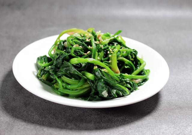 Consumir espinacas calentadas aumenta el riesgo de cáncer. Consumir espinacas calentadas aumenta el riesgo de cáncer.