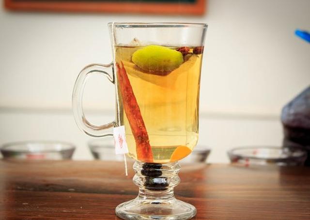 El calientito de hierbaluisa es popular en las zonas altoandinas del Perú. El calientito de hierbaluisa es popular en las zonas altoandinas del Perú.