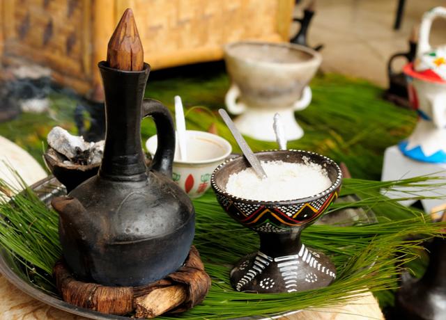  Utensilios de una ceremonia tradicional de preparación de café en Etiopía.    