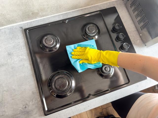 Su uso no solo limpia sino que también aromatiza, dejando un fresco olor a cítrico en el horno.   