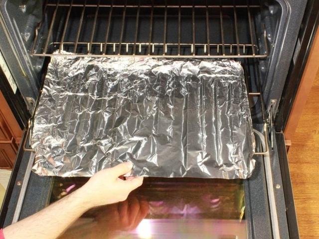 El papel de aluminio como cualquier tipo de revestimiento externo pueden dañar el horno. El papel de aluminio como cualquier tipo de revestimiento externo pueden dañar el horno.