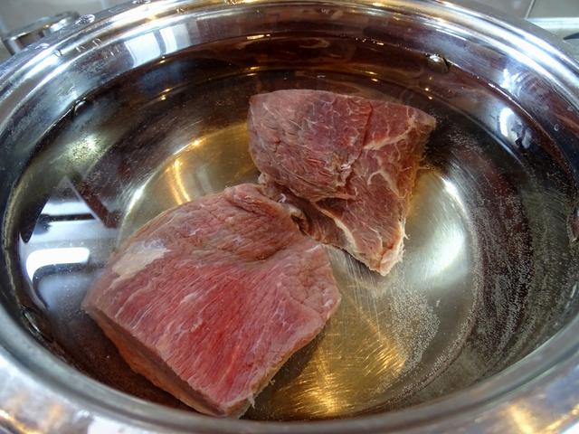 Descongelar la carne en agua caliente contribuye a la multiplicación de bacterias.   