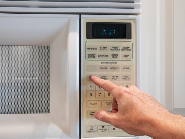 Para descongelar puedes usar el microondas y luego cocinar en la sartén.   