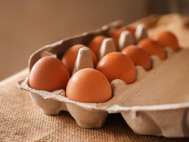 Lo mejor es mantener los huevos en su cartón original.   