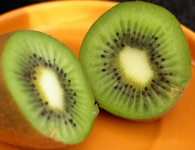 El proceso para cultivar kiwi en casa comienza con la extracción y estratificación de semillas.    