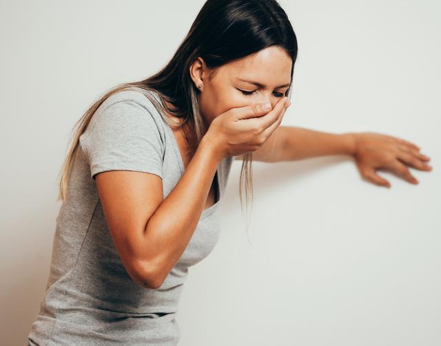 Consumir pollo en mal estado puede causar síntomas como vómitos.   