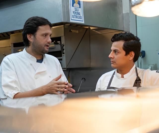 El chef peruano Jaime Pesaque junto al chef ecuatoriano, Santiago Nieto, en la cocina del restaurante Casa Julián. El chef peruano Jaime Pesaque junto al chef ecuatoriano, Santiago Nieto, en la cocina del restaurante Casa Julián.