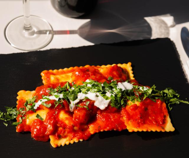  Los ravioles de un cardenal podrían estar rellenos con un mensaje oculto.   