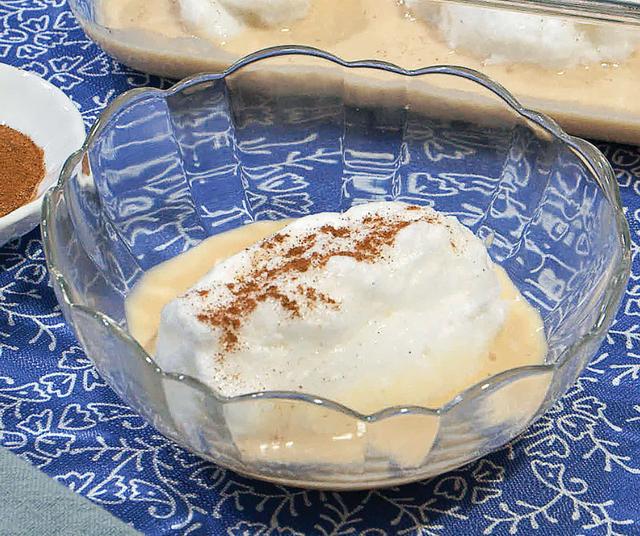 Huevos a la nieve con crema inglesa. Huevos a la nieve con crema inglesa.