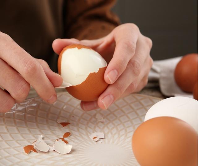 Con el uso del vinagre podrás retirar la cáscara sin problema. Con el uso del vinagre podrás retirar la cáscara sin problema.