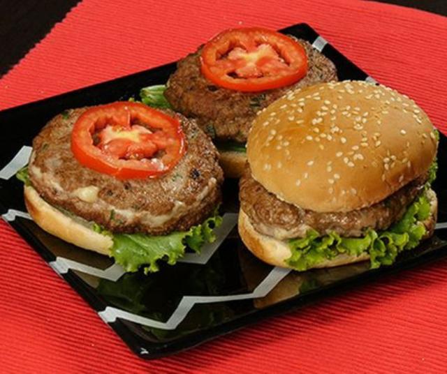 Hamburguesa casera.   