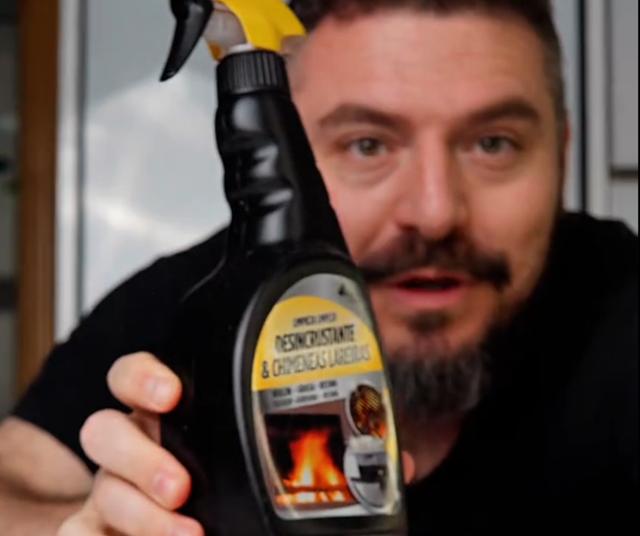  El limpiador de hornos ayuda a eliminar la grasa pegada.   