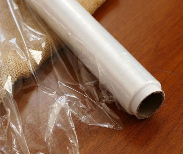 El papel fim es una buena opción para conservar la jamonada.   