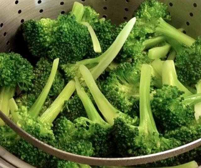 Las lombrices en el brócoli se alimentan de él.   