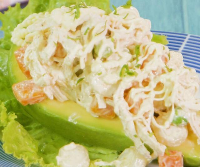 Palta rellena con huevo a la rusa.   