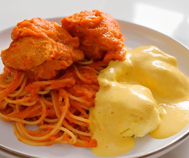 Tallarines rojos con huancaína.   