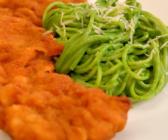  Tallarines verdes con bistec de Nelly Rossinelli.   