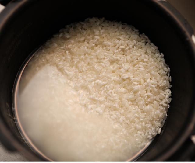 Lava el arroz para eliminar un gran porcentaje de almidón.   