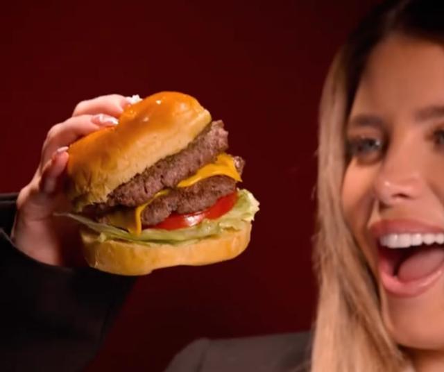 Flavia Laos en comercial de hamburguesas.   