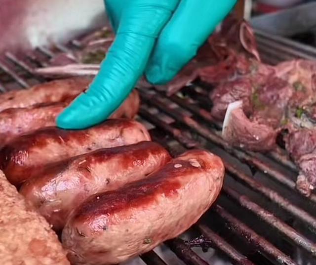 Parilla con sazón argentina y peruana.   