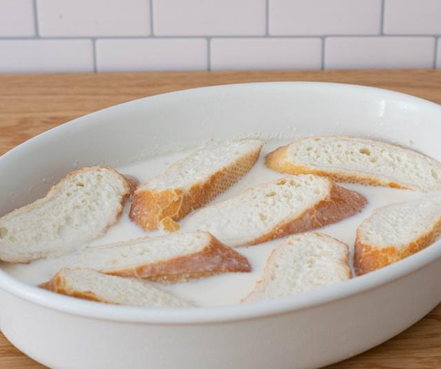 El primer paso es remojar el pan en la leche.   