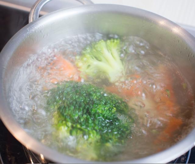 Hierve los vegetales en la temperatura adecuada.   