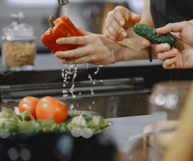 Lava las verduras en una solución de agua y bicarbonato.   