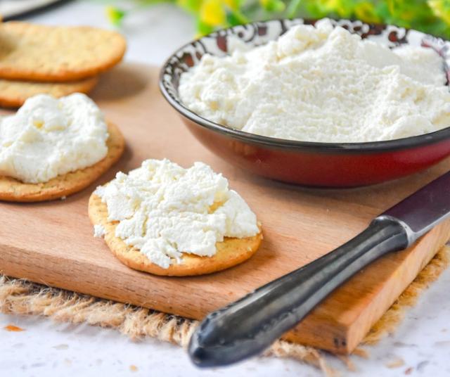 El queso contribuye a la salud de los huesos y los ojos. El queso contribuye a la salud de los huesos y los ojos.