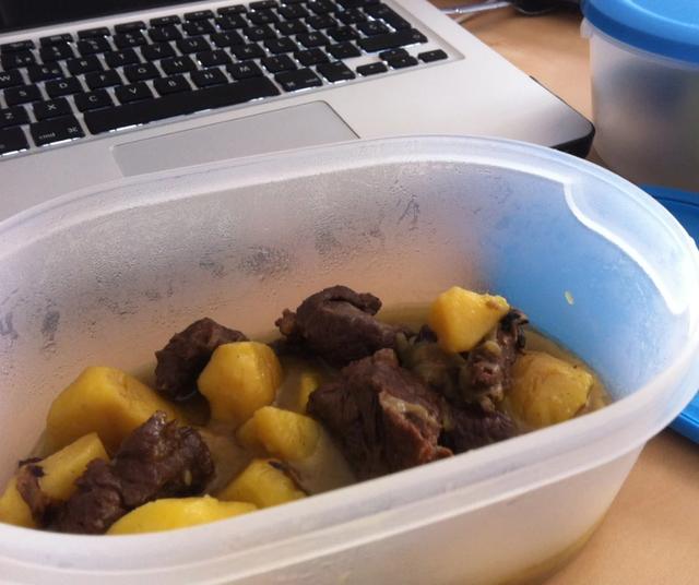 La comida caliente en el refrigerador genera el crecimiento de bacterias. La comida caliente en el refrigerador genera el crecimiento de bacterias.