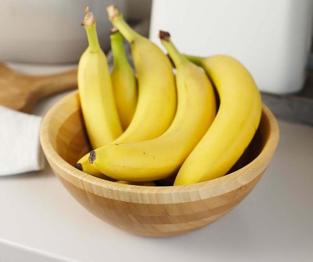 Lo mejor es guardar los plátanos solos en un ambiente oscuro, fresco y ventilado.   