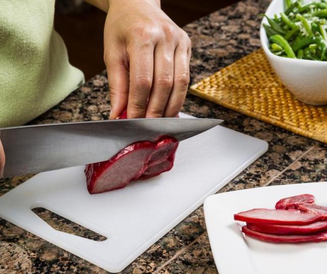 Tabla de cortar de plástico.   