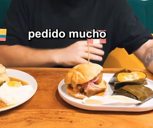 Pan con chicharrón y tamal. Pan con chicharrón y tamal.