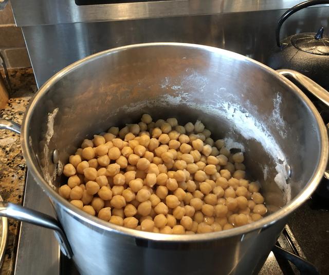 Otro truco es usar la olla a presión para cocer los garbanzos.   