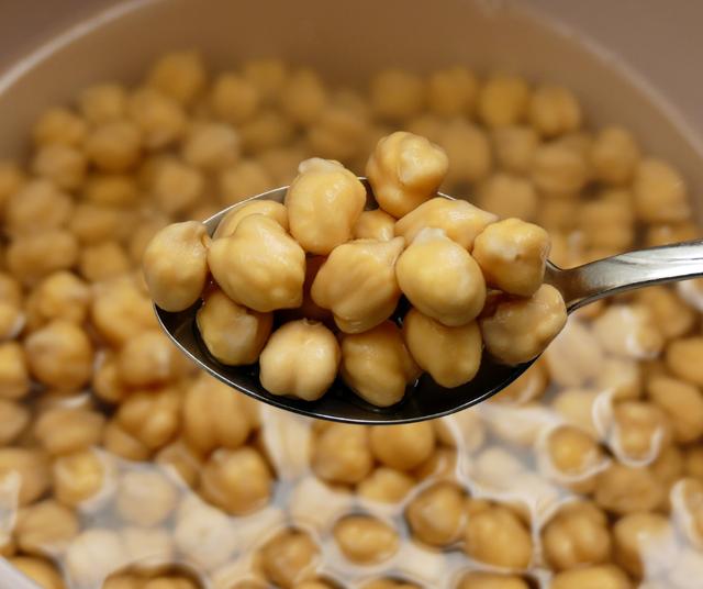 El bicarbonato ayudará a mejorar la textura de los garbanzos.   