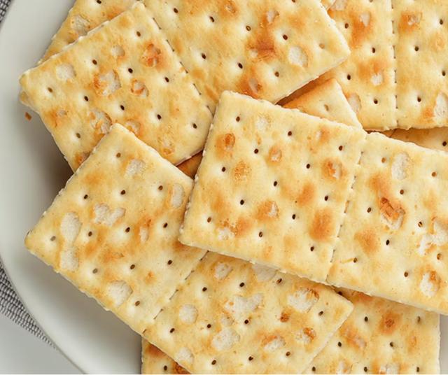 La galleta soda dejará los filetes crocantes.   