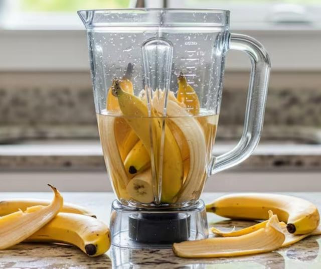 Licuar cáscara de plátano con vinagre.   