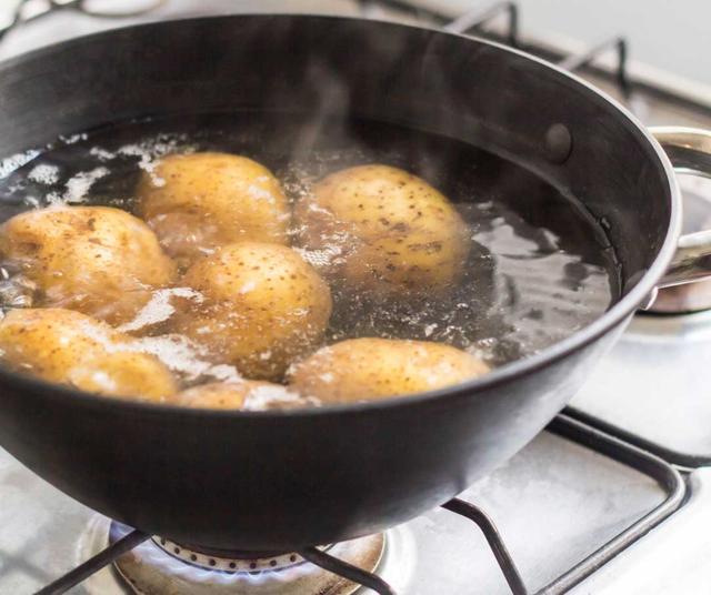 El truco es hervir las papas con cáscara.   