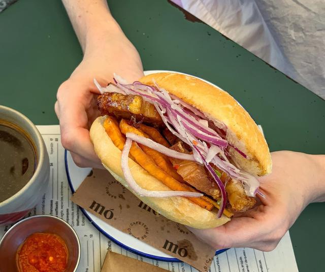 Pan con chicharrón.   