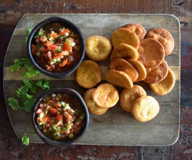  Sopaipillas con pebre.   