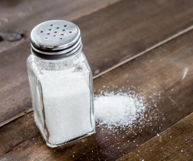 La sal ayuda a absorber la humedad.   