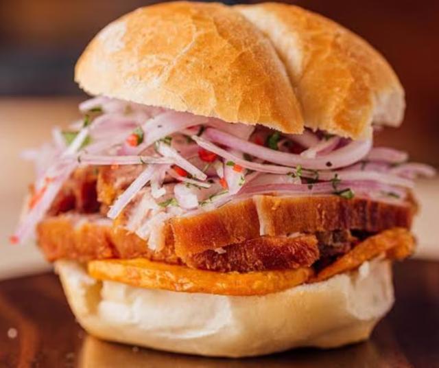 Pan con chicharrón peruano.   