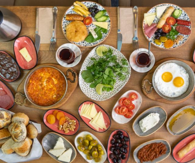 Desayuno turco: kahvaltı.   