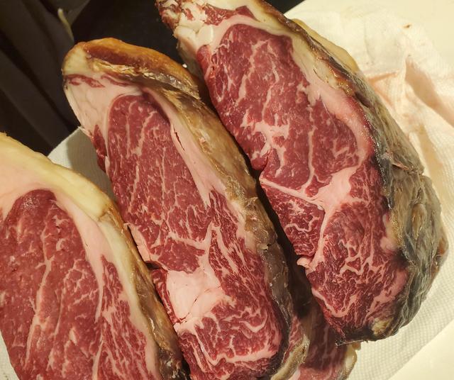 Si quieres alargar la vida útil de la carne, lo mejor es congelarla.   