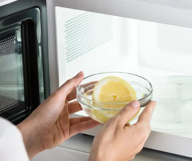 Una solución con limón y agua te ayudará a combatir la grasa.   