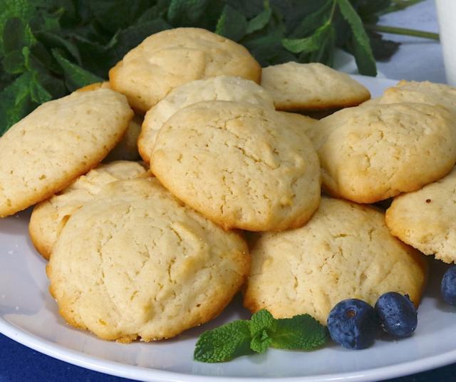 Toma la cantidad de mezcla de tu preferencia y forma las galletas.   