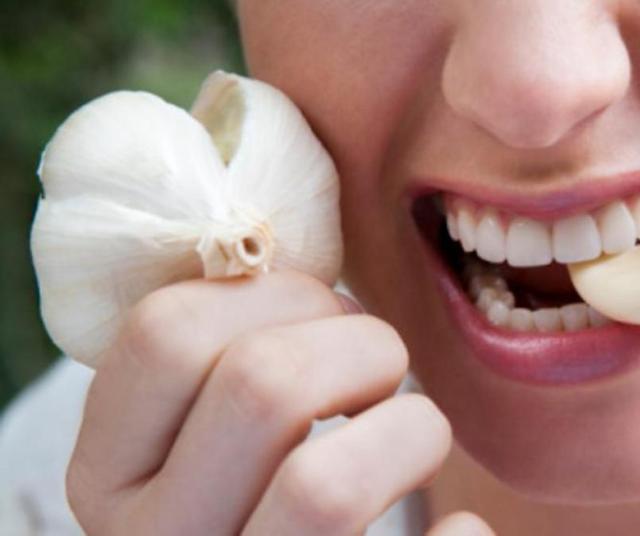 Puedes consumir el ajo crudo o en cápsulas.   