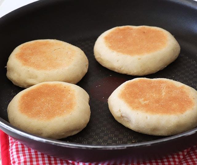 Pan casero en sartén.   