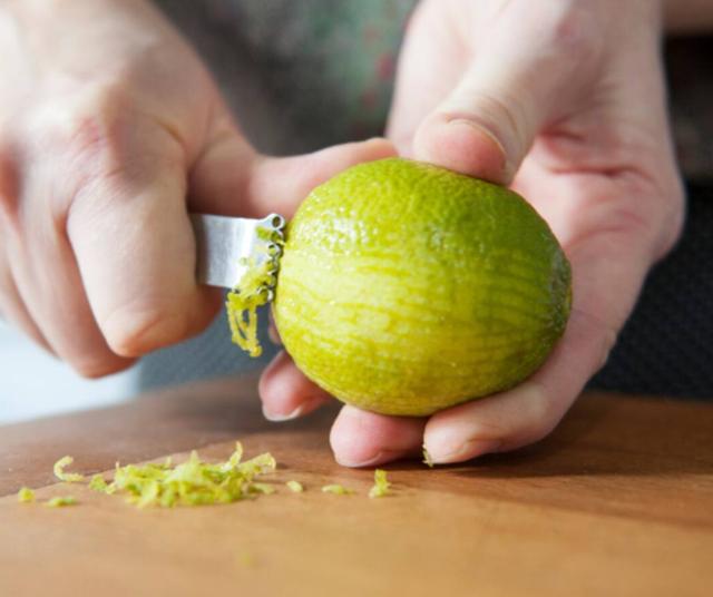 Recuerda lavar muy bien el limón y retirar la cáscara. Recuerda lavar muy bien el limón y retirar la cáscara.