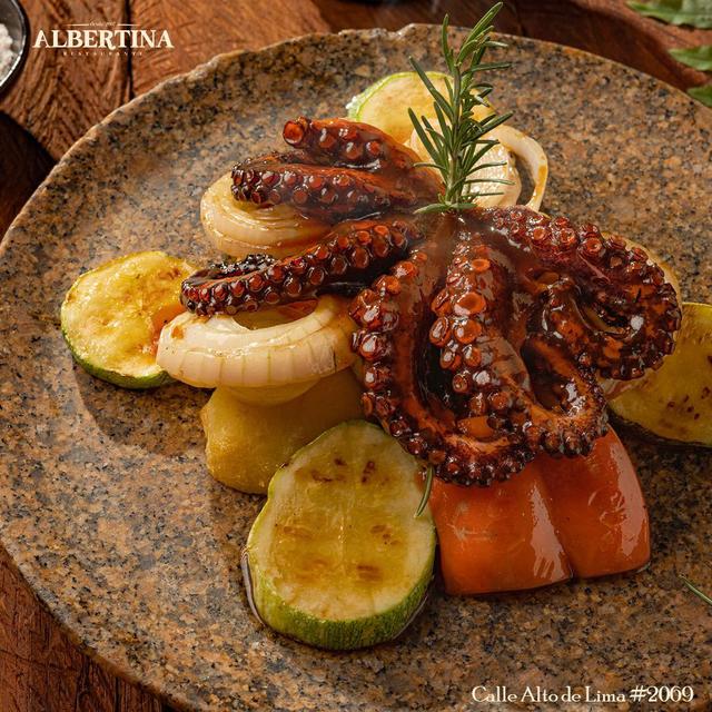 Pulpo a la parrilla. Foto: Facebook de Albertina y Mar adentro Pulpo a la parrilla. Foto: Facebook de Albertina y Mar adentro